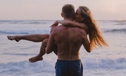 Erkekler Öpüşürken Neden Dokunur? Erkeklerin Öpüşürken Dokunmalarının 15 Sebebi