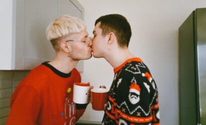 Erkekler Öpüşürken Neden Eller? Erkeklerin Öpüşürken Ellemesinin 20 Sebebi