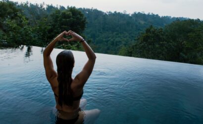 Geniş Omuzlu Kadınlar Nasıl Giyinmeli?