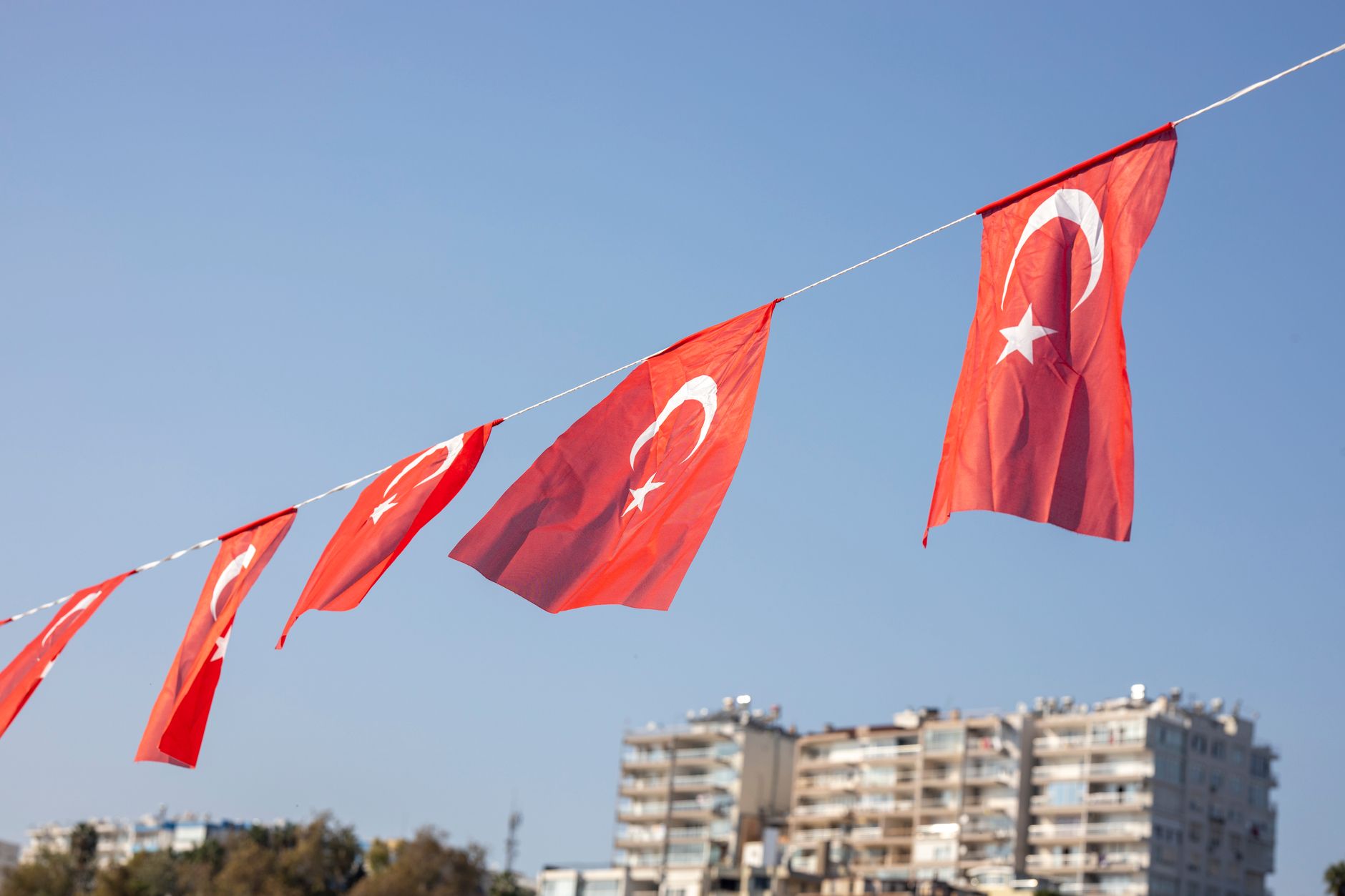 Kırmızı uyarı işaretiyle sağlıklı iletişimi karşılaştıran infografik