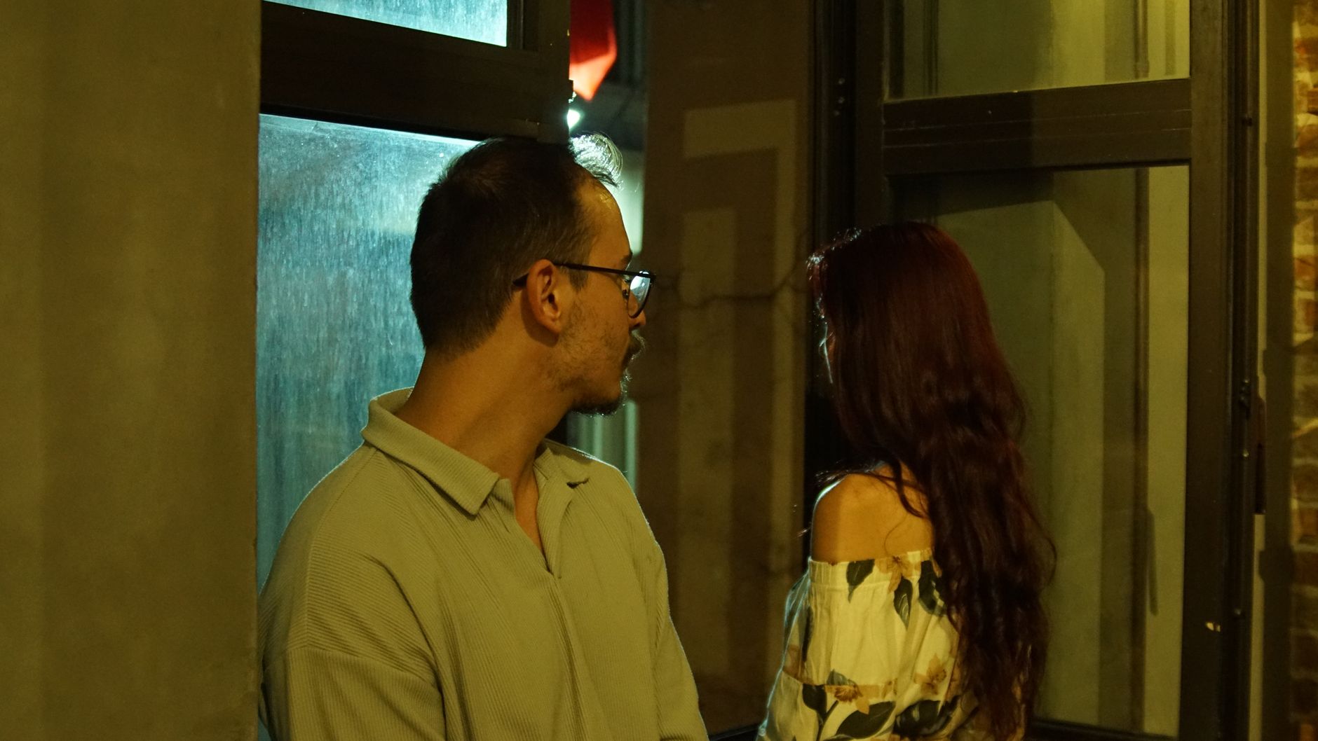 Yakınlık öncesi yumuşak ışıkta içten sohbet