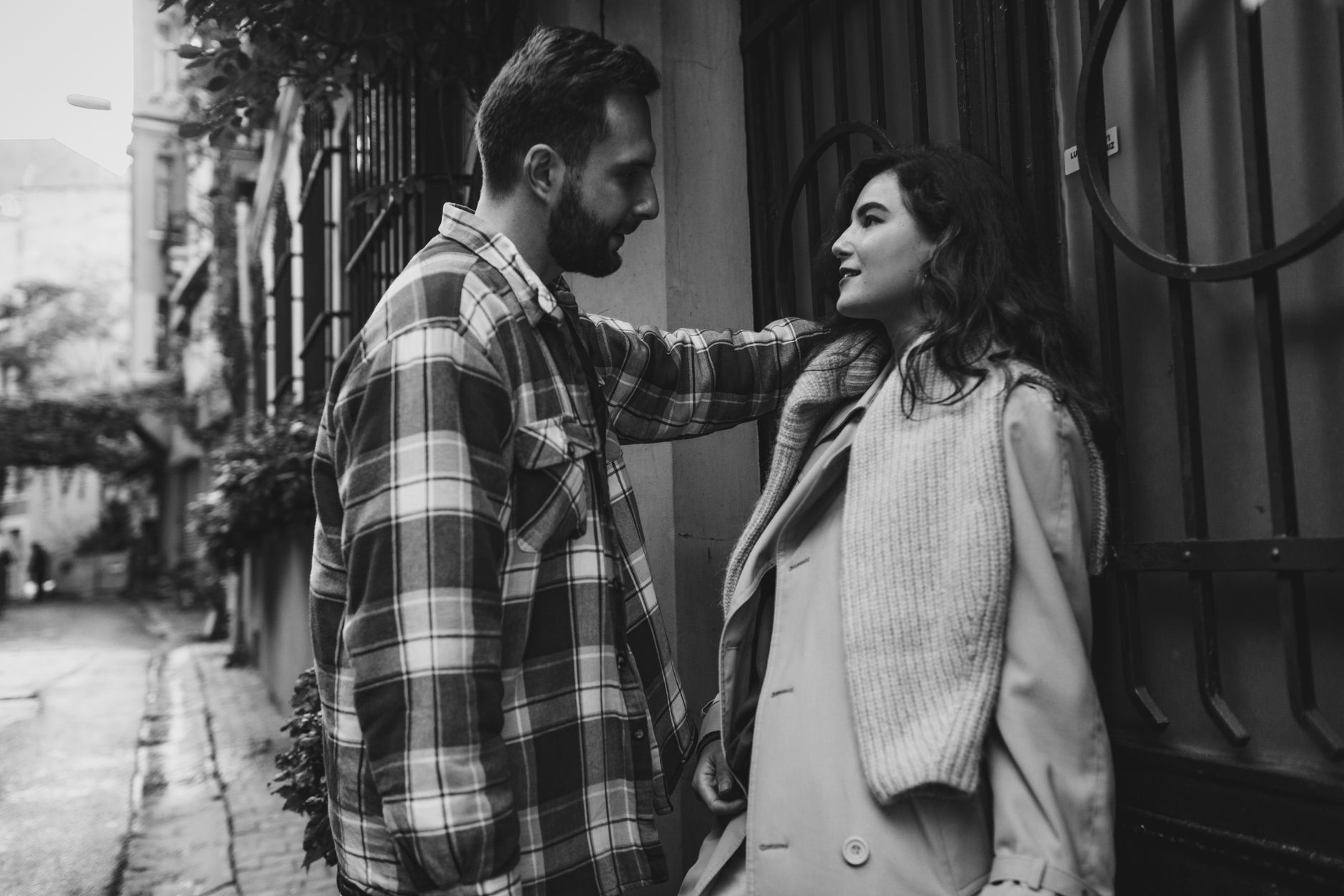 Romantik ortamda iki kişinin yumuşak göz teması