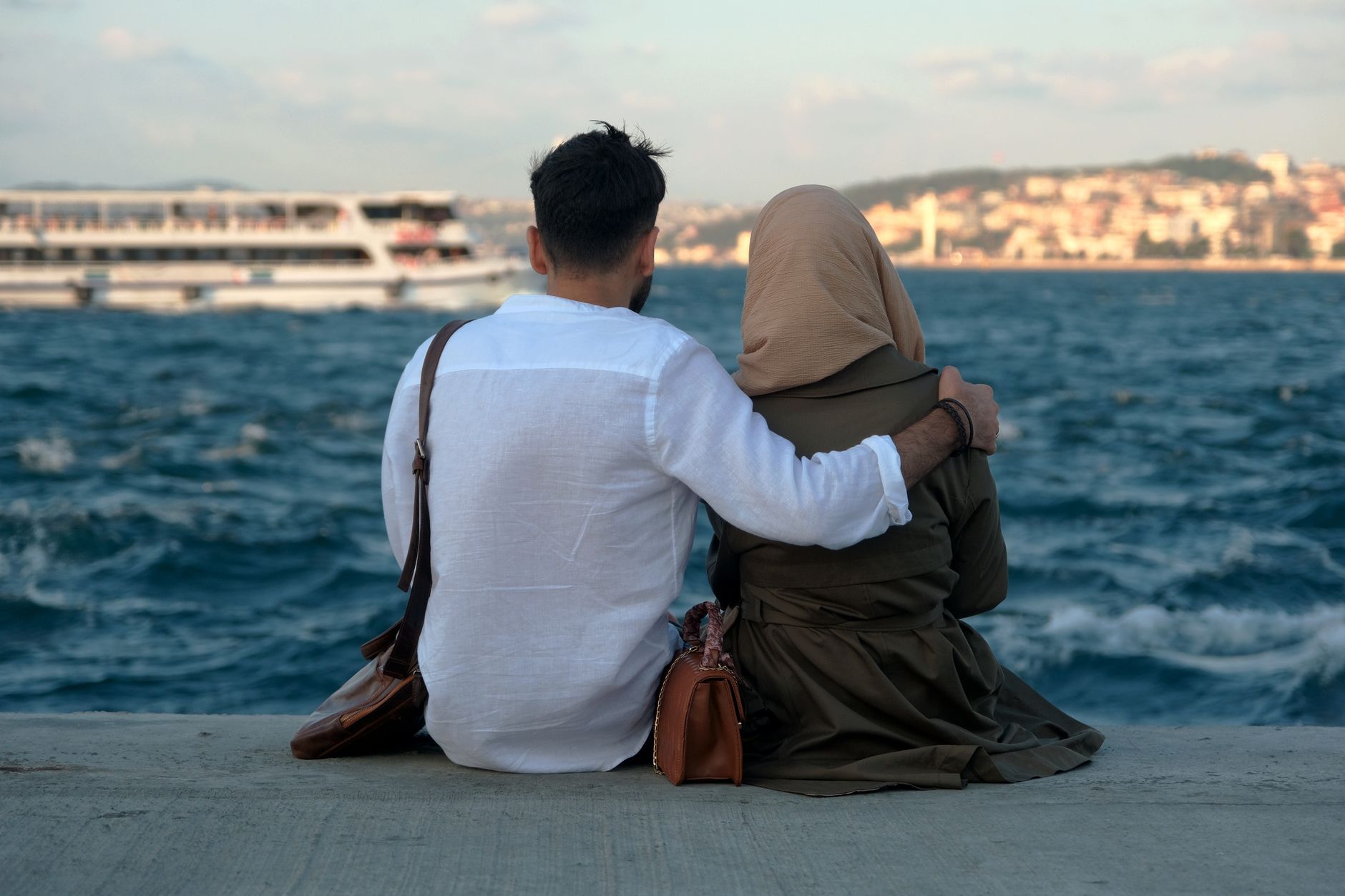 Kırgınlık ve iletişim, elinde not defteriyle düşünceli kadın