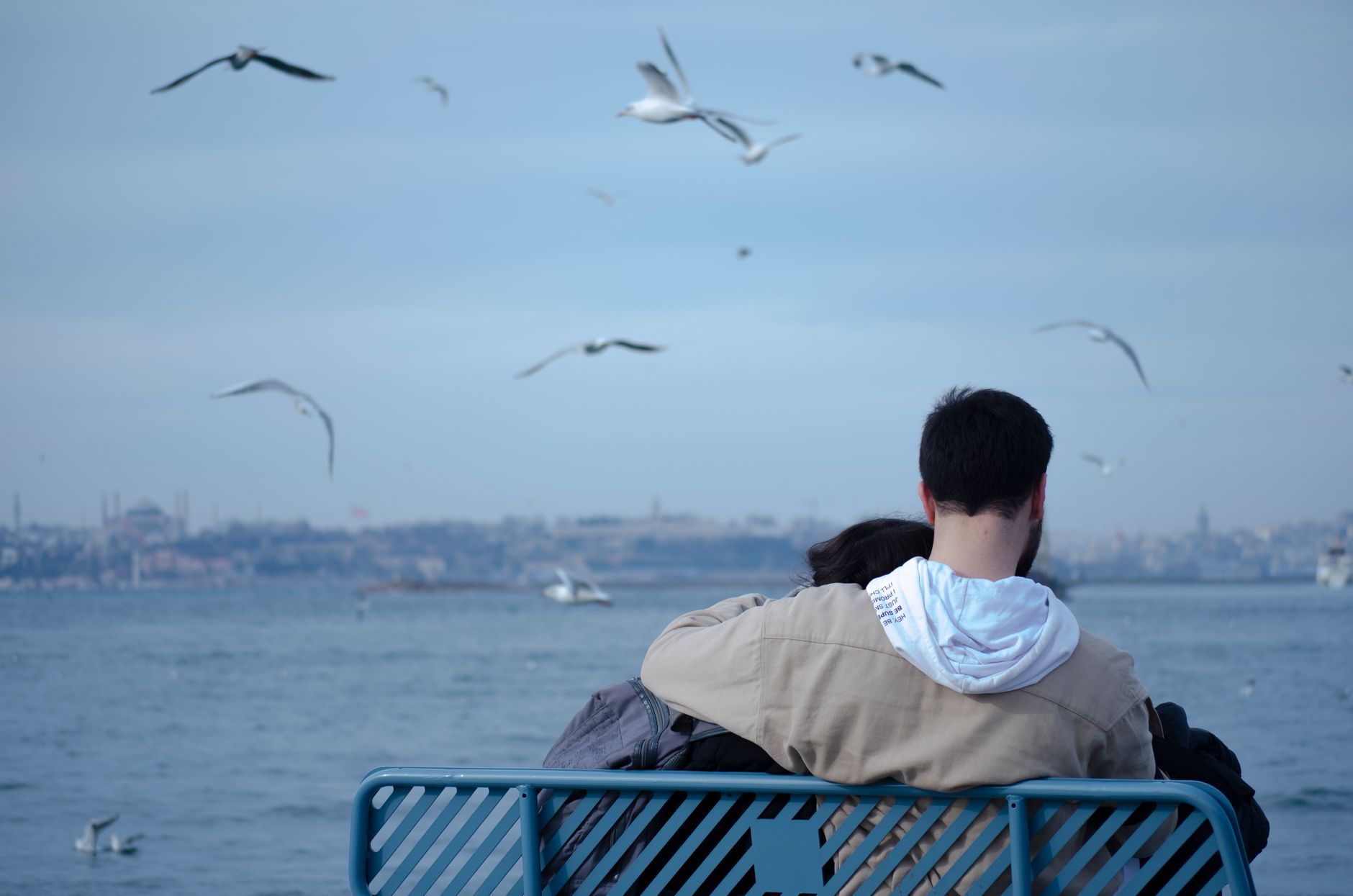 Karşılıklı sohbetle merak uyandıran sıcak gülümseme