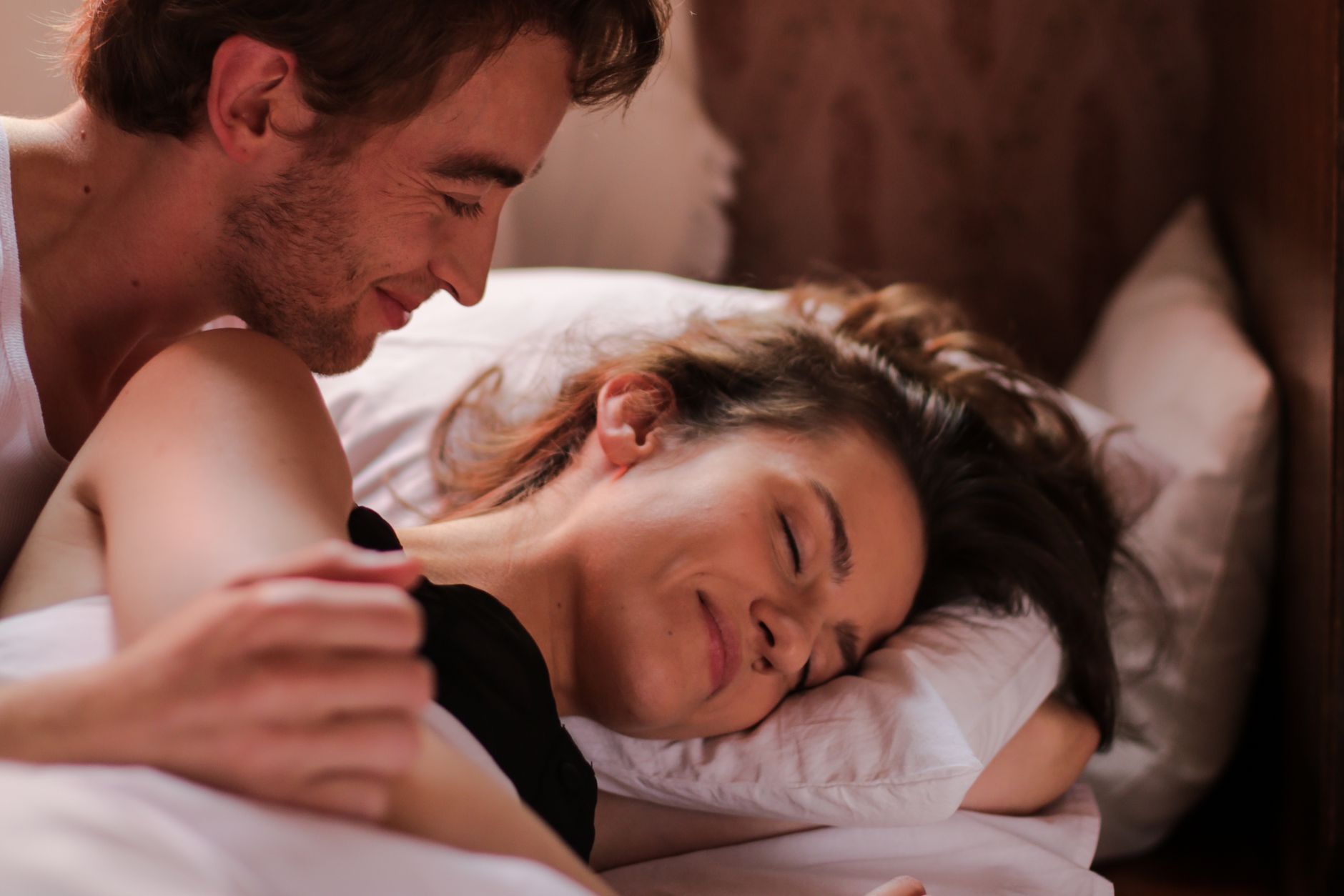 Romantik ortamda sakin ve empatik konuşma anı